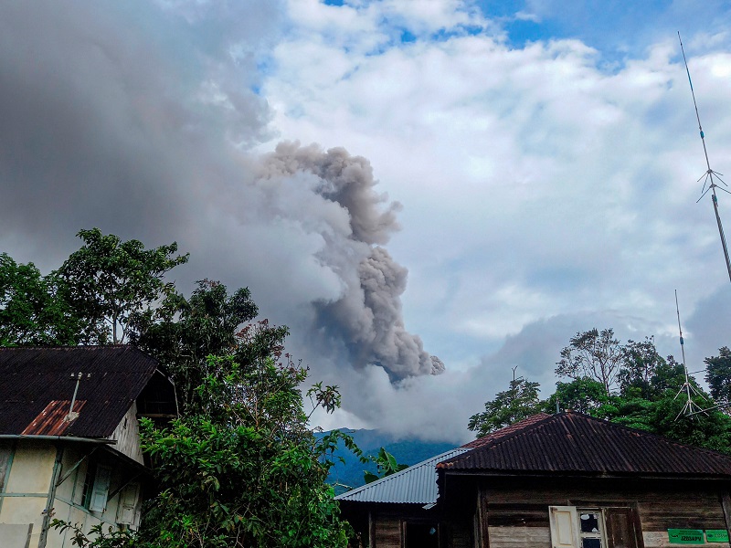 Indonesia: Volcano Eruption Kills 11 Hikers, Others Injured | Sawt ...